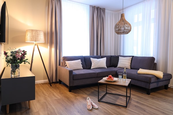 Suíte júnior (final cleaning fee of 125 EUR incl) | Sala de estar | TV de tela plana