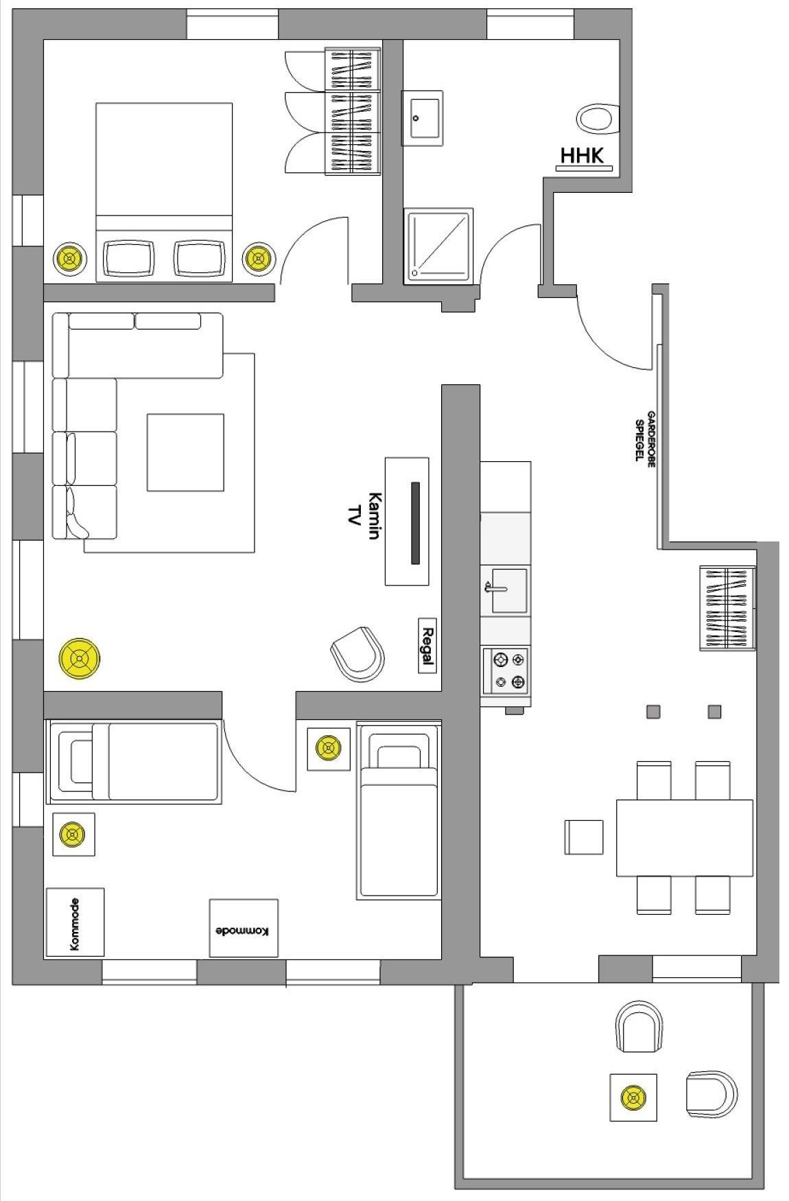 Ein Hotelzimmer mit Küche, Essbereich, Fernseher und Gartenblick.