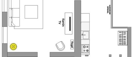 Ein Hotelzimmer mit Küche, Essbereich, Fernseher und Gartenblick.
