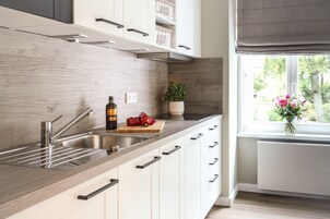 Refrigerador con freezer, placa de cocina, cafetera expreso