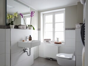 ห้องสวีท (final cleaning fee 117 EUR incl) | ห้องน้ำ | ฝักบัว, ไดร์เป่าผม, ผ้าเช็ดตัว, สบู่