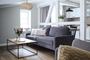 Suite (final cleaning fee 117 EUR incl) | Oppholdsområde | Flatskjerm-TV