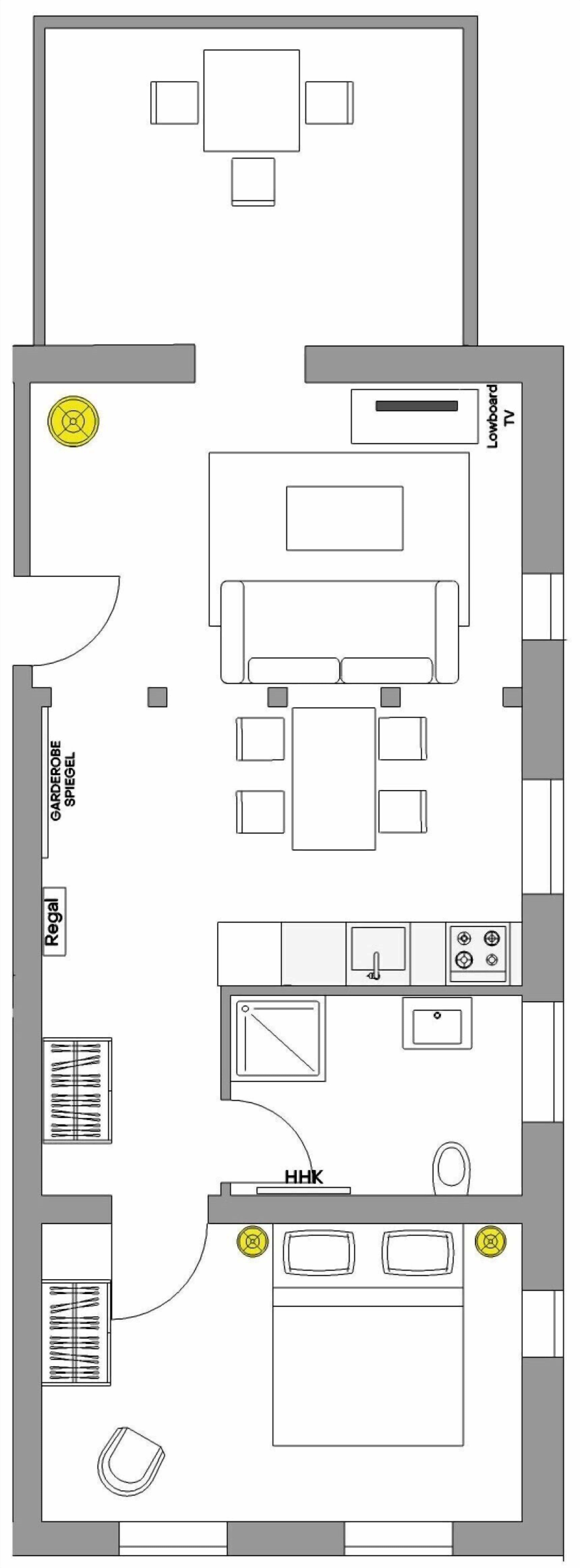 Indeling van een hotelkamer met een bed, een badkamer, een keuken en een zithoek.