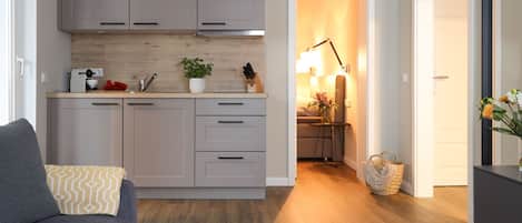 Suite (Cleaning fee included 132 Euro) | Cuisine privée | Grand réfrigérateur, plaque de cuisson, machine à expresso