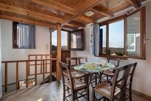Villa tradicional, varias habitaciones, alberca privada | Cocina privada | Refrigerador con congelador, microondas, horno y parrilla de estufa 