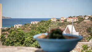 A view of a coastal area with buildings and a clear sky. - Kritiko Arhontiko (Apokoronas)