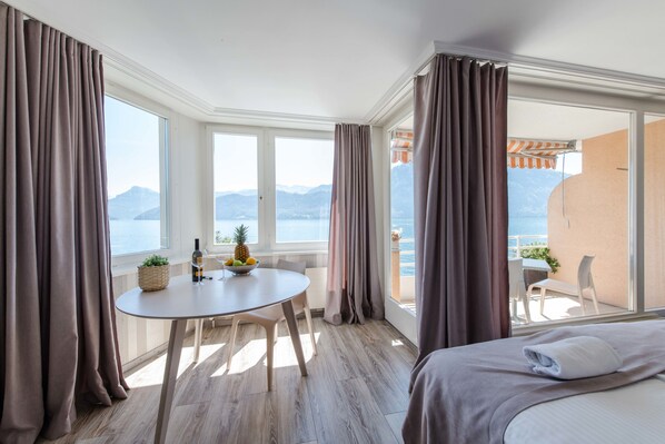 Escritorio, sistema de insonorización y camas plegables/adicionales