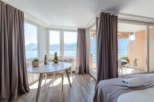 Escritorio, sistema de insonorización y camas plegables/adicionales 