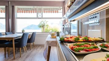 Kontinental frukost varje dag (CHF 15 per person)