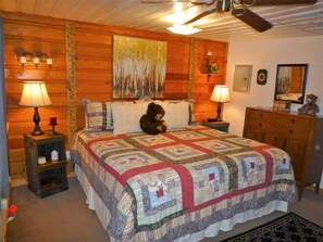 1 bedroom, desk, iron/ironing board, WiFi - River Cabin (Ruidoso)
