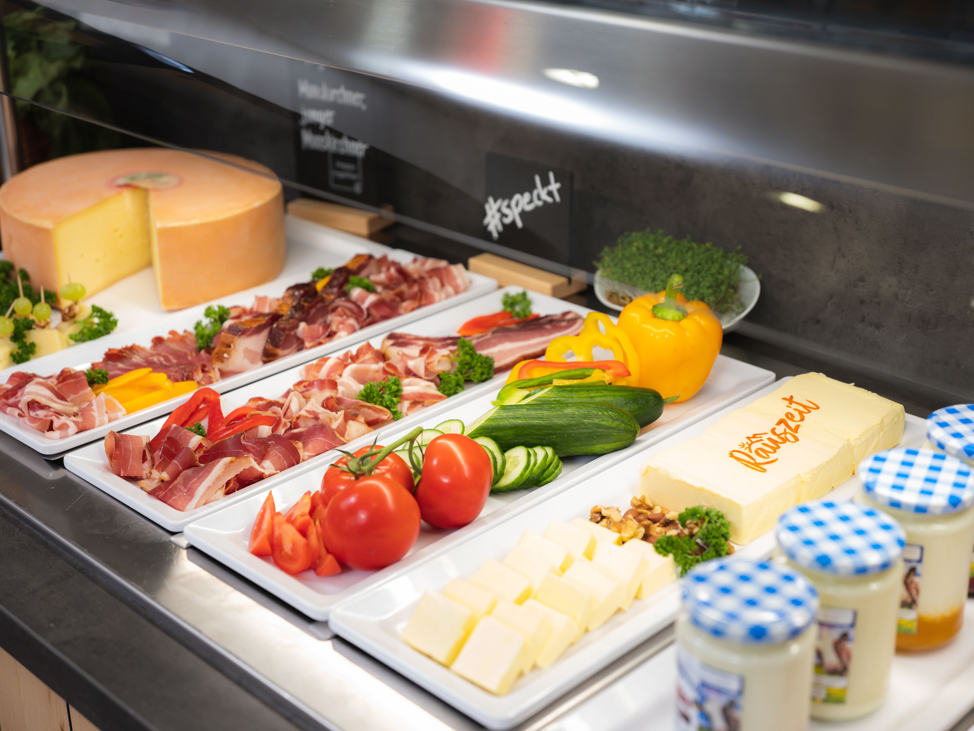 Tägliches Frühstücksbuffet (18 EUR pro Person)