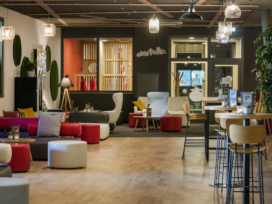 Lobby-lounge