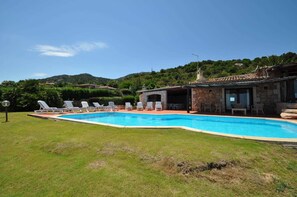 Una piscina al aire libre de temporada, una piscina infinita
