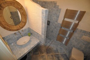 Villa, 6 habitaciones | Lavabo del cuarto de baño