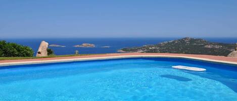 Piscine extérieure (ouverte en saison), piscine à débordement