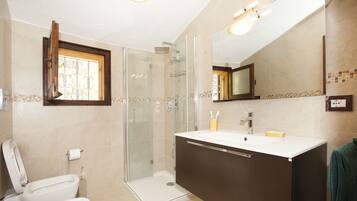 Villa, 4 Bedrooms | Bathroom | Shower, rainfall showerhead, bidet, towels
