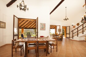 Villa, 4 Bedrooms | In-room dining - Villa Lina (Maracalagonis)