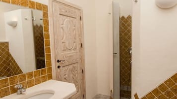 Vila, 5 quartos | Pia do banheiro