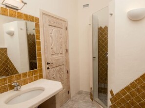 Villa, 5 chambres | Lavabo de la salle de bain