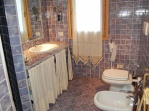 Ein Badezimmer mit Waschbecken, Toilette und Bidet.
