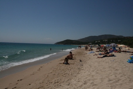Una playa cerca, arena blanca