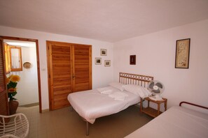 Individually decorated, individually furnished, bed sheets - Villa Lola (Maracalagonis)