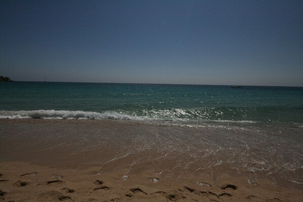 In Strandnähe, weißer Sandstrand