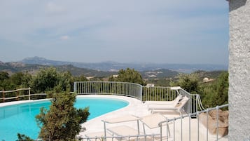 Alberca al aire libre por temporada y camastros