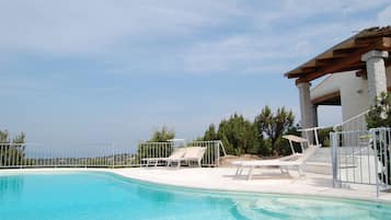 Piscina externa sazonal, espreguiçadeiras