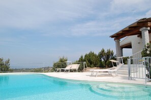 Seasonal outdoor pool, pool loungers - Villa Monti di Mola (Arzachena)