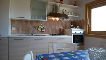 Villa, 4 habitaciones | Cocina privada | Refrigerador con congelador, microondas, horno y parrilla de estufa