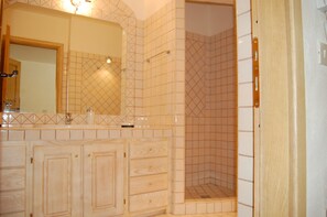 Vila, 4 quartos | Banheiro | Banheira de imersão, chuveiro com efeito de chuva, bidê 