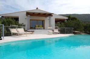 Piscine extérieure (ouverte en saison), chaises longues