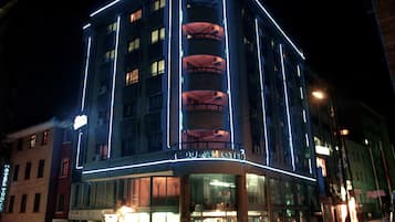 Voorkant accommodatie - avond/nacht