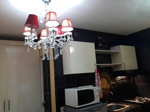 Kjøleskap, mikrobølgeovn, ovn og riskoker