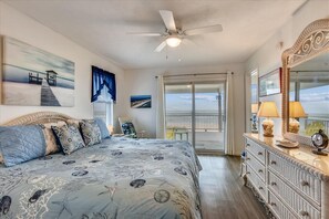 3 bedrooms - ENJOY THE GULF BREEZES and the outstanding beach view from the sundeck and spacious Florida room. (St. George Island)