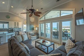 Televisie, een open haard, een dvd-speler en een tafeltennistafel