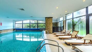 Una piscina cubierta, una piscina al aire libre