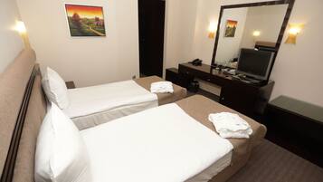 Habitación estándar con 1 cama doble o 2 individuales | 1 dormitorio, minibar, escritorio y camas supletorias