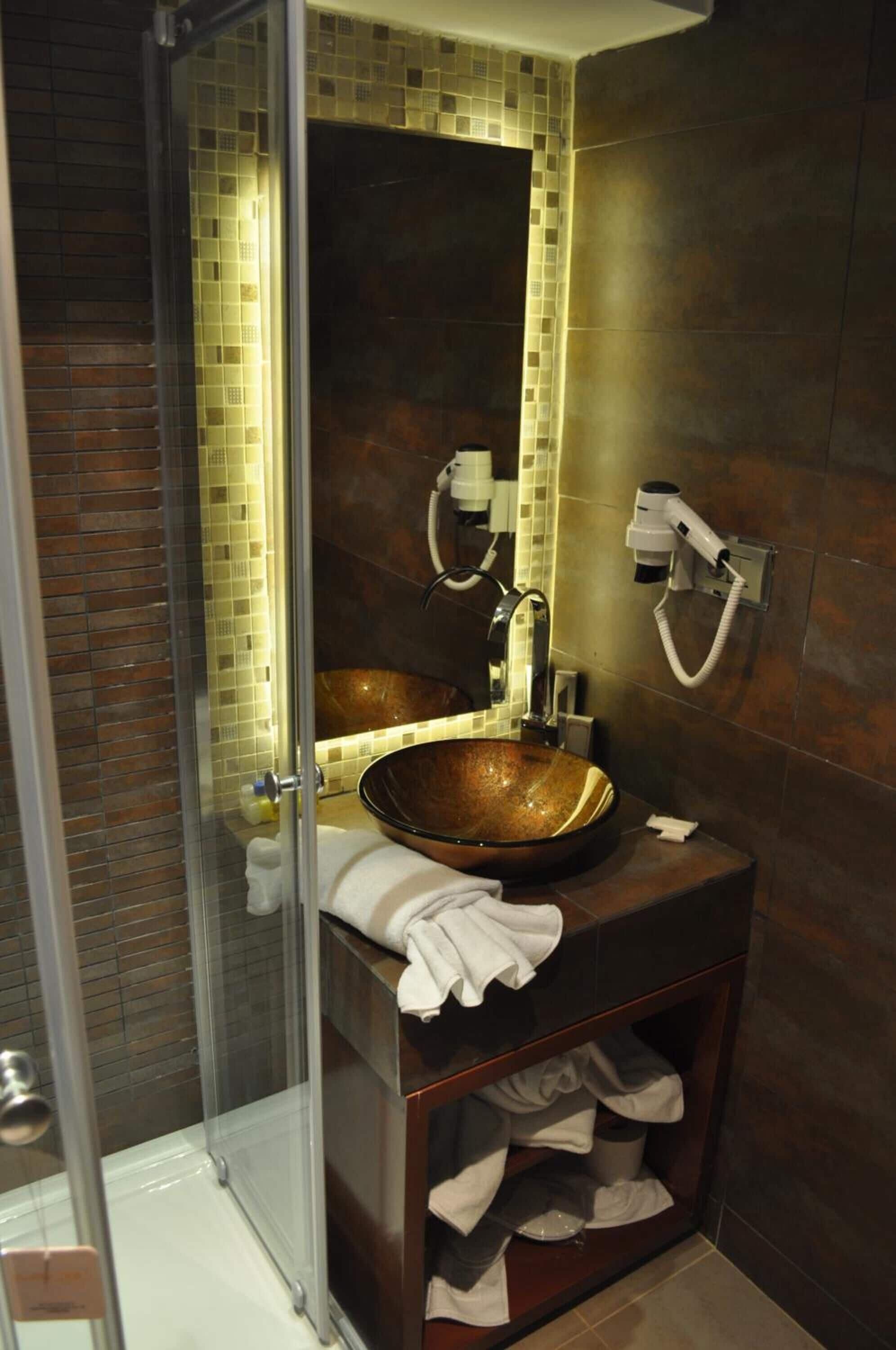 Amenidades de baño gratuitas, secadora de cabello, pantuflas, toallas 