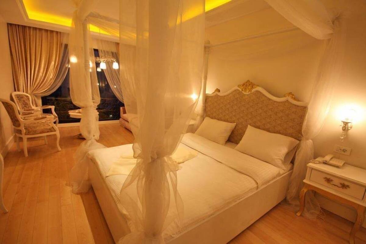 Honeymoon Room | Bar mini, peti besi dalam bilik, meja, kalis bunyi 