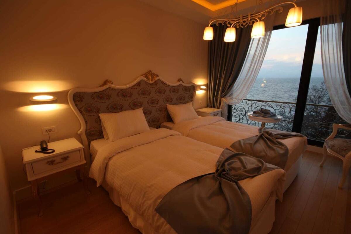 Standard Double Room | Bar mini, peti besi dalam bilik, meja, kalis bunyi 