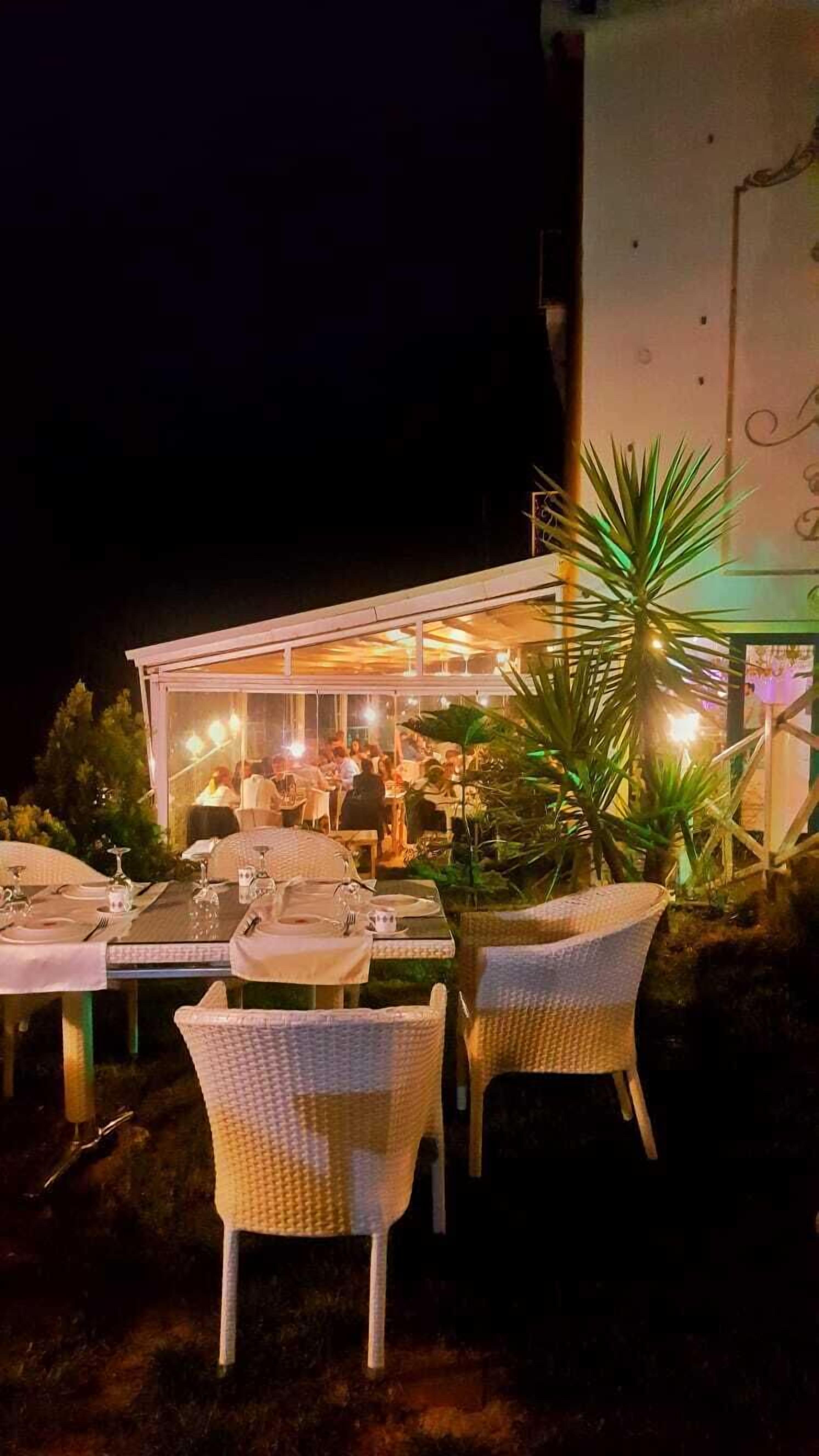 breakfast, lunch and dinner served