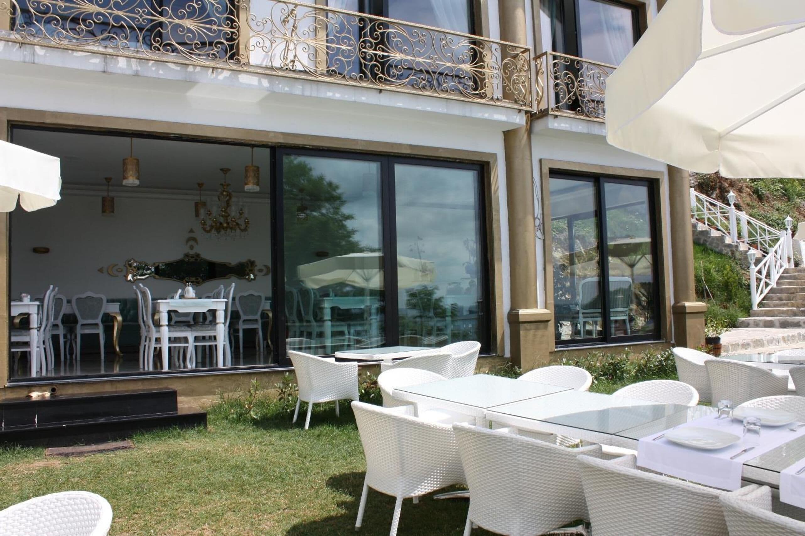 breakfast, lunch and dinner served