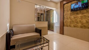 Lobby sitting area - Hotel Royal Inn (Mumbai)