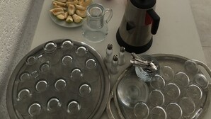 Una mesa de buffet con diversos alimentos y una cafetera.