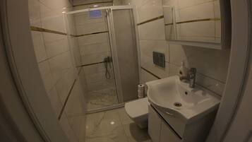 Een douche, een regendouche, een haardroger, badjassen