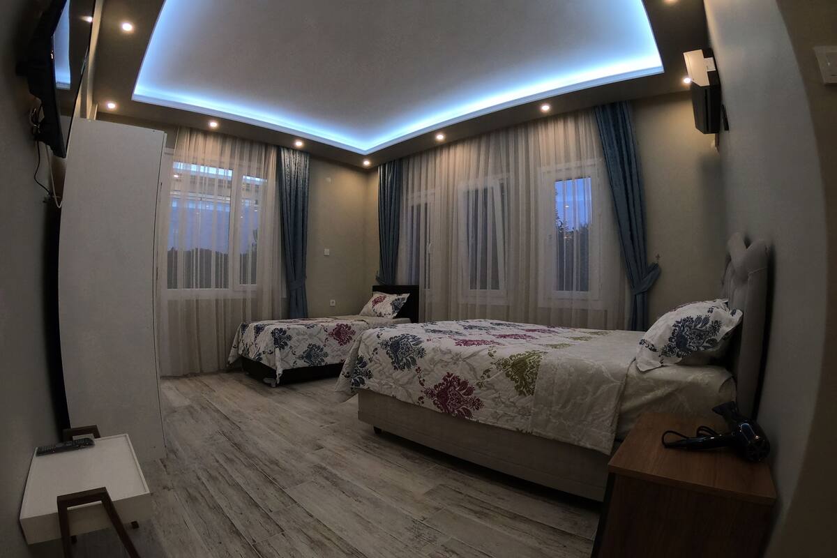 Ein Schlafzimmer mit zwei Betten, einem Schreibtisch und einem Stuhl.