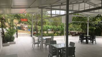 Dagelijks ontbijt met lokale gerechten (USD 12 per persoon)