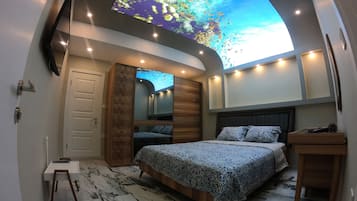 Luxury-Apartment, 1 Schlafzimmer | Wohnbereich | 100-Zoll-LED-Fernseher mit Satellitenempfang, Fernseher